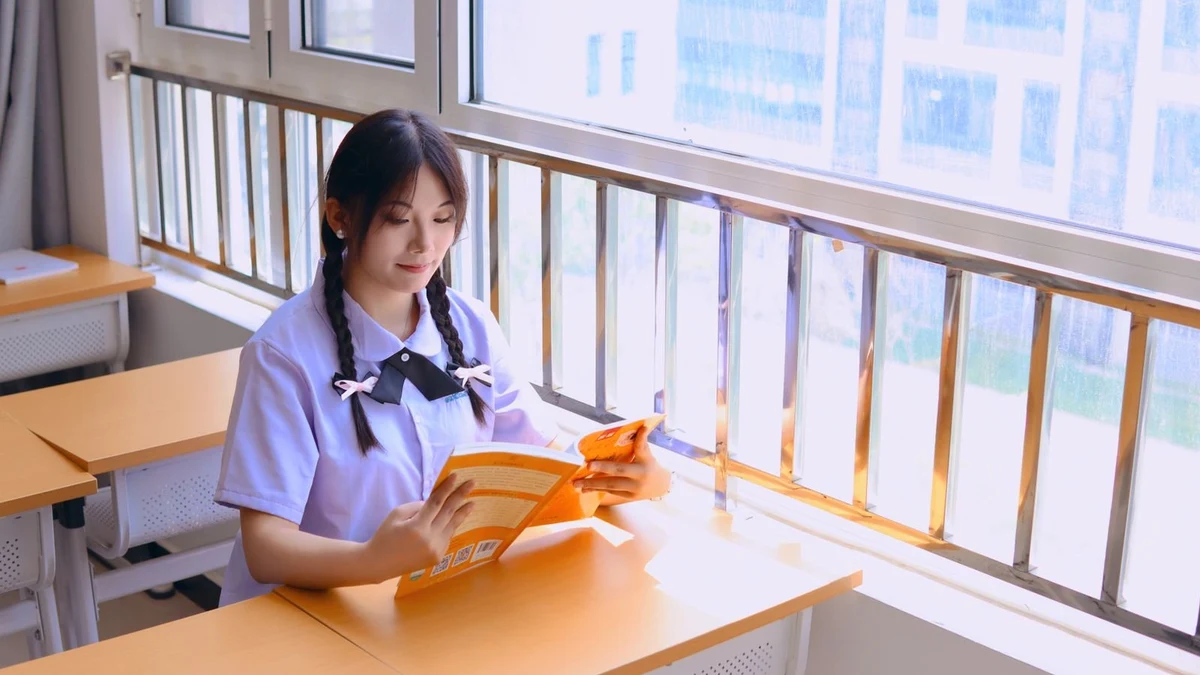 Young student reading a book, building English comprehension skills for the AMU entrance exam